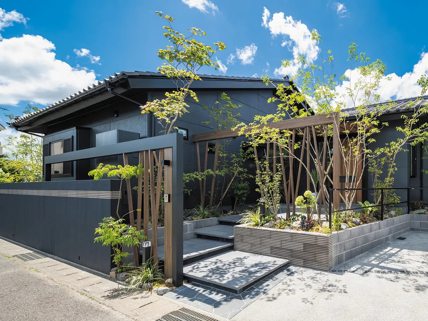 【初夏のお庭改革】八戸のヤマセに負けない！YKK APとタカショーで叶える爽快アウトドアリビング